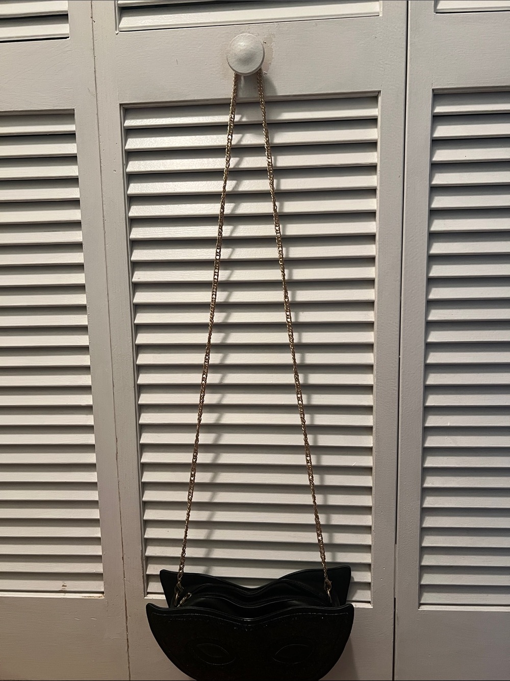 2490# Black Mask-Shaped Crossbody Bag with Gold Chain - Picture 4 of 11